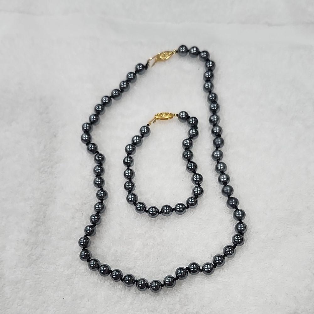 VINTAGE BEADED NECKLACE and BRACELET SET with GOLD COLORED CLASP